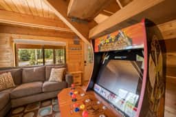 Pet & Family Friendly Rustic Relaxation Near Parks - Image 3