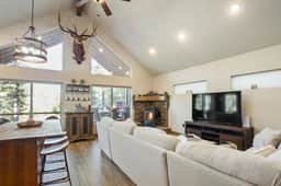 The Deer Tracks Lodge — Dog-Friendly Cabin with Hot Tub, Arcade Game Room & Generator - Image 4