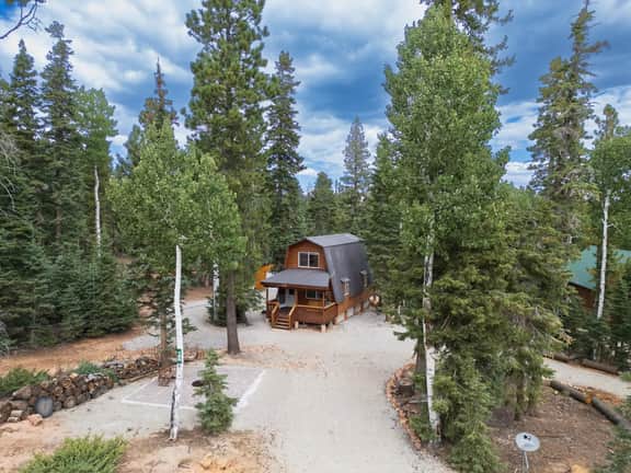 Pet & Family Friendly Rustic Relaxation Near Parks - Image 5