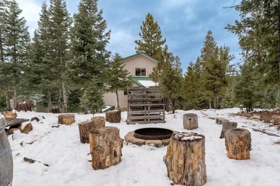Pet Friendly Rustic Charm Close to National Parks - Image 2