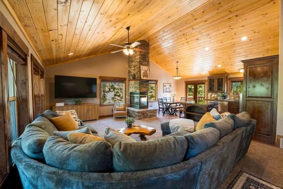 The Black Bear Lodge — 5BR Lodge | Arcades + Fire Pit + Near Zion/Bryce - Image 2