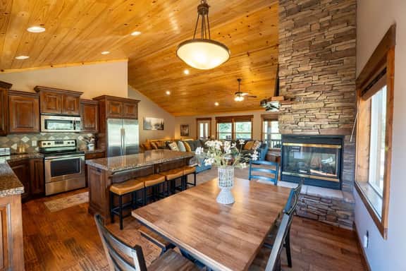 The Black Bear Lodge — 5BR Lodge | Arcades + Fire Pit + Near Zion/Bryce - Image 3
