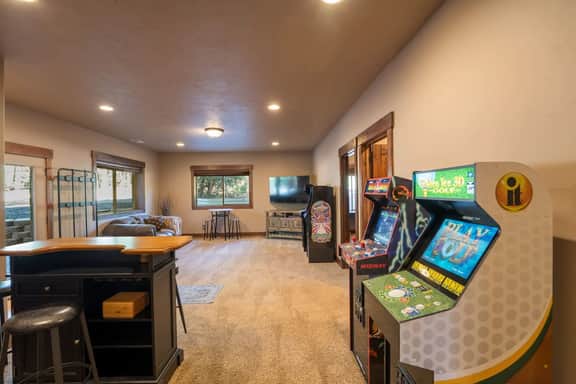 The Black Bear Lodge — 5BR Lodge | Arcades + Fire Pit + Near Zion/Bryce - Image 5