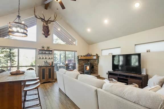 The Deer Tracks Lodge — Dog-Friendly Cabin with Hot Tub, Arcade Game Room & Generator - Image 4
