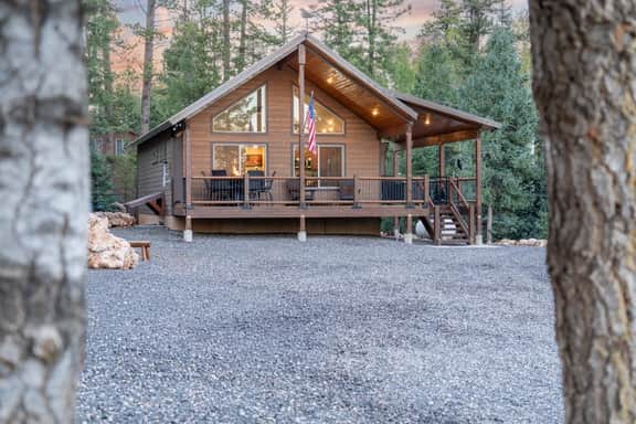 The Deer Tracks Lodge — Dog-Friendly Cabin with Hot Tub, Arcade Game Room & Generator - Image 5