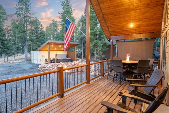 The Deer Tracks Lodge — Dog-Friendly Cabin with Hot Tub, Arcade Game Room & Generator - Image 3