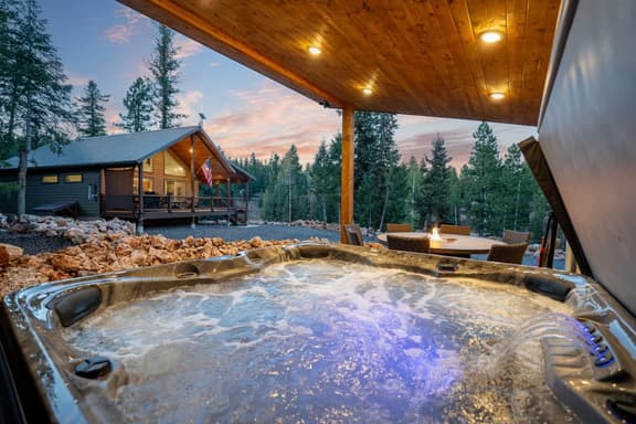 The Deer Tracks Lodge — Dog-Friendly Cabin with Hot Tub, Arcade Game Room & Generator - Image 1